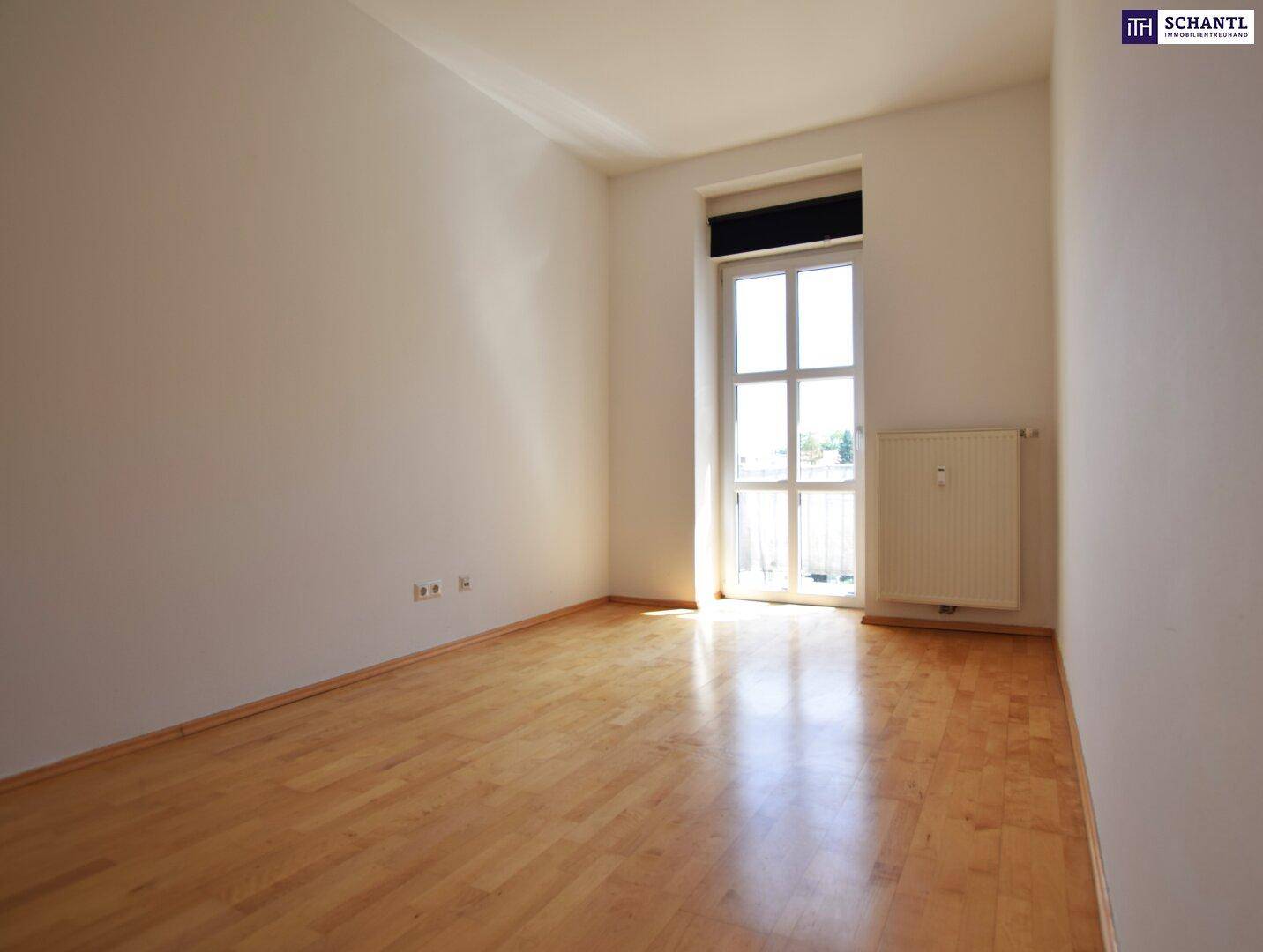 Geräumiges, helles Zimmer mit Laminatboden und einer Fenstertür für viel Tageslicht.