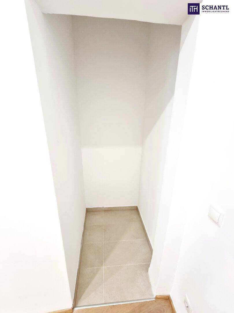 Kleiner Abstellraum mit Fliesenboden, ideal für zusätzlichen Stauraum.