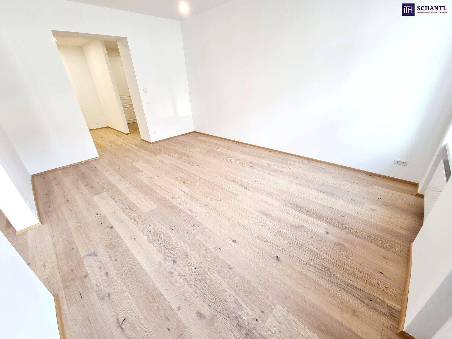 Helles Zimmer mit Parkettboden und weißen Wänden, ideal für verschiedene Nutzungen.