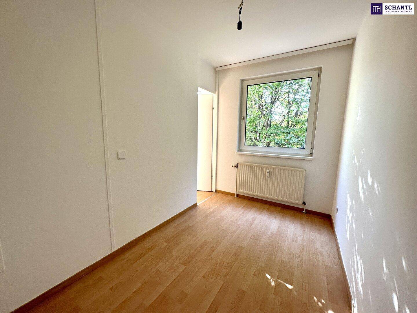 Gemütliches Schlafzimmer mit Parkettboden, einem Fenster und ausreichend Platz.