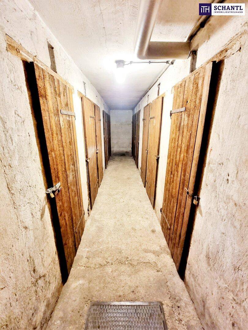 Langer Kellergang mit mehreren abschließbaren Abteilen, bietet sicheren Stauraum.