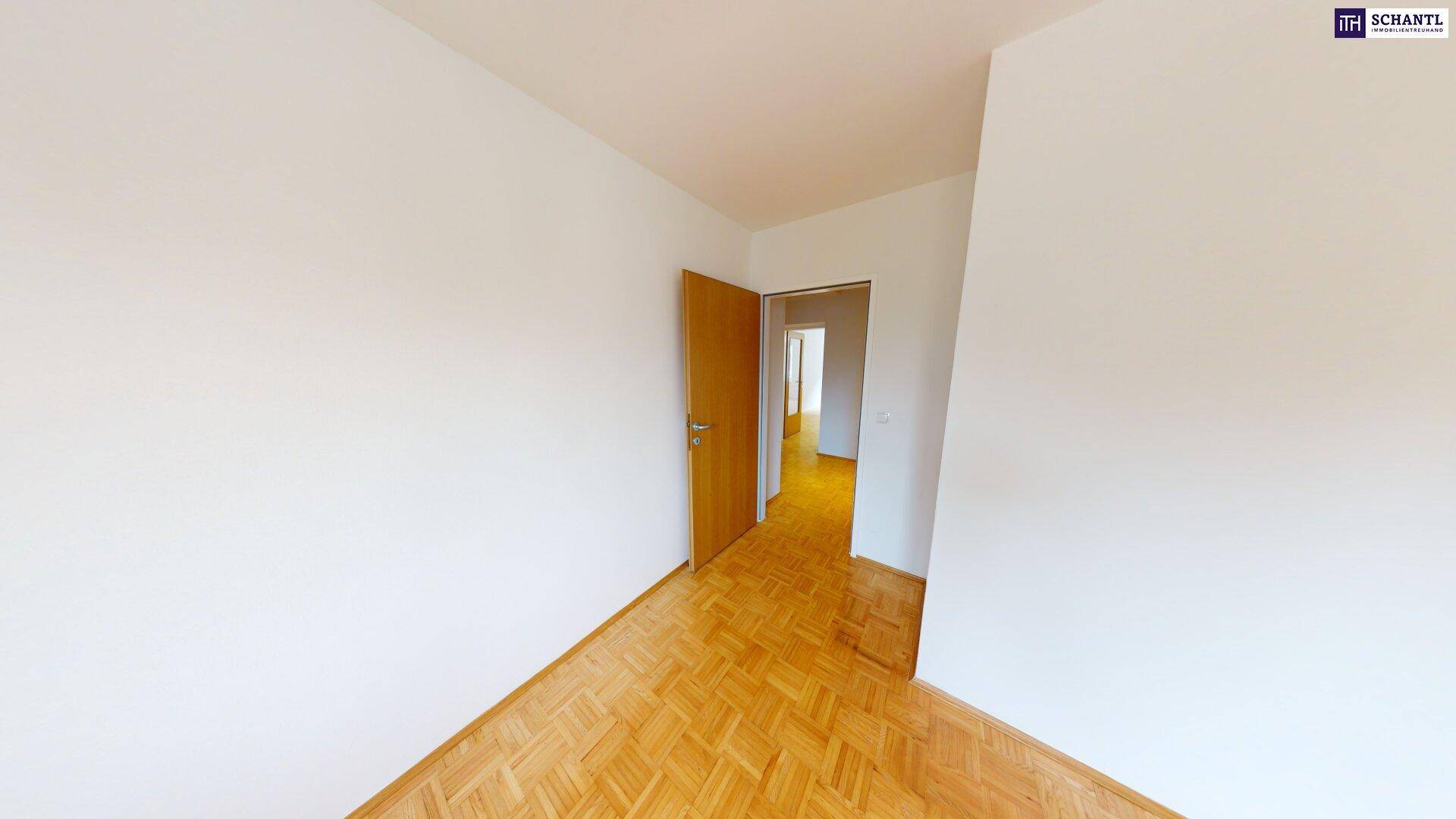 Leeres Schlafzimmer mit hellem Parkettboden und weiß gestrichenen Wänden, bereit zur individuellen Gestaltung.