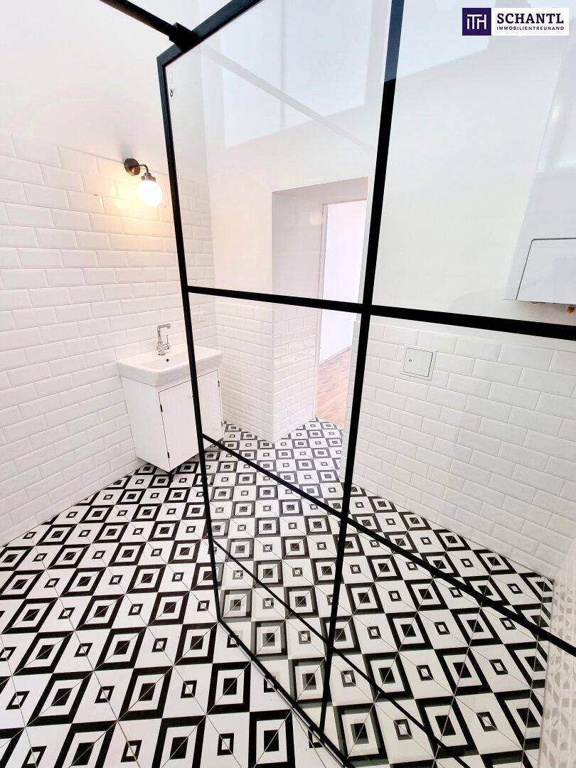 Helles Badezimmer mit begehbarer Dusche, Waschbecken und Gastherme an der Wand.