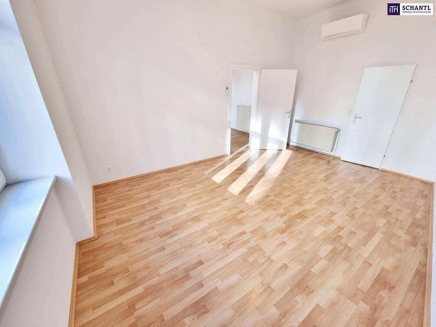 Helles Zimmer mit Laminatboden, Klimaanlage und viel Tageslicht.