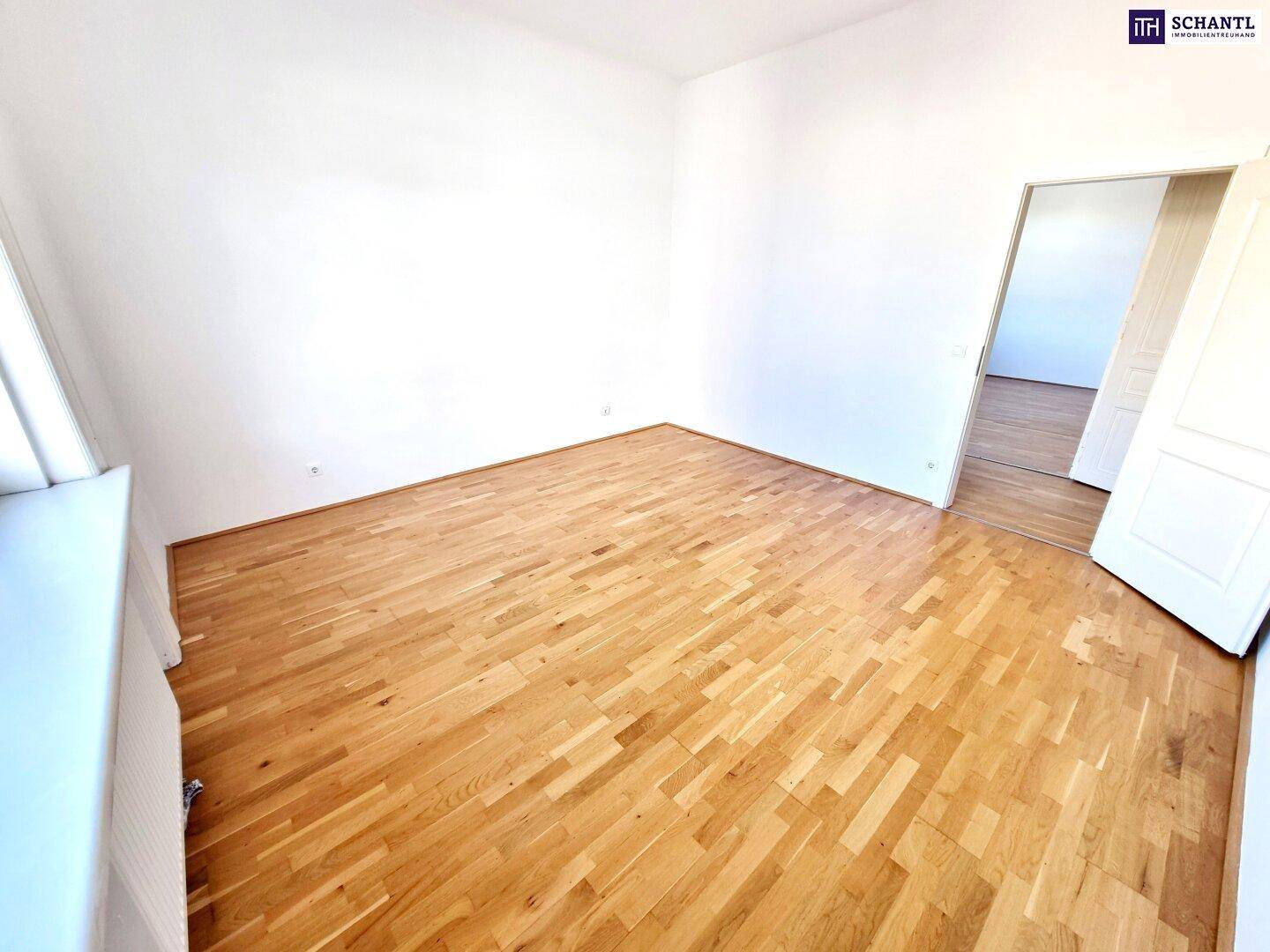 Helles Zimmer mit Parkettboden und weiß gestrichenen Wänden, bereit zum Einzug.