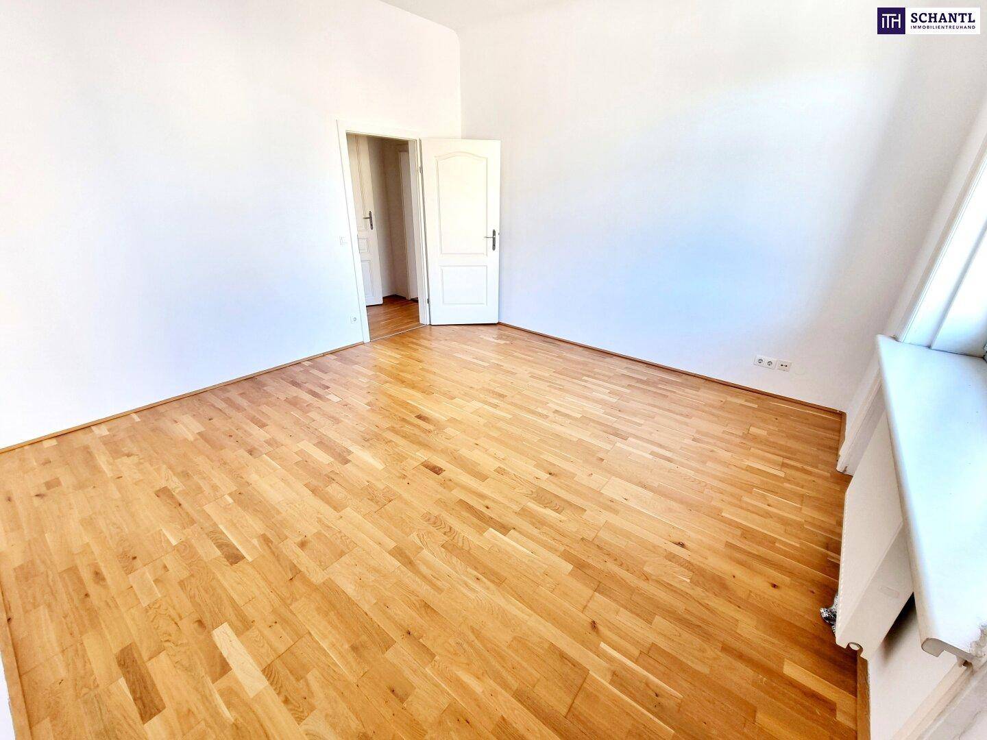 Helles Zimmer mit Parkettboden und Fenster, ideal als Schlaf- oder Arbeitszimmer nutzbar.