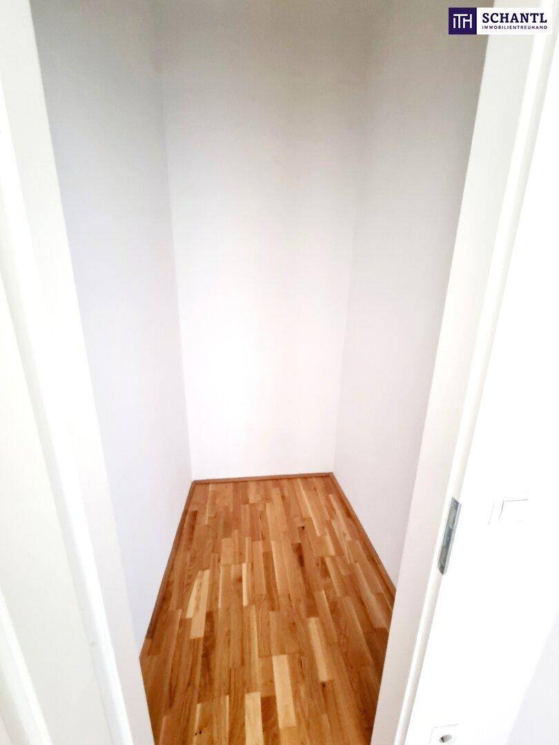 Kleiner Abstellraum mit Parkettboden und weißen Wänden, ideal für zusätzlichen Stauraum.