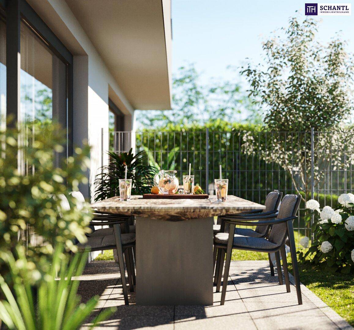 Gemütlicher Essbereich im Freien auf einer Terrasse, umgeben von üppigem Grün und Pflanzen.