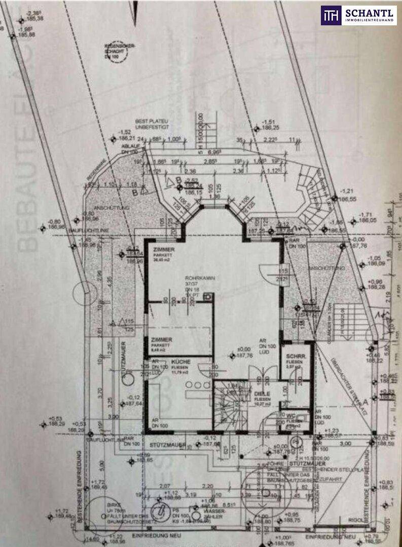 Grundriss des Erdgeschosses mit Küche, Zimmern, Terrasse und Gartenbereich.