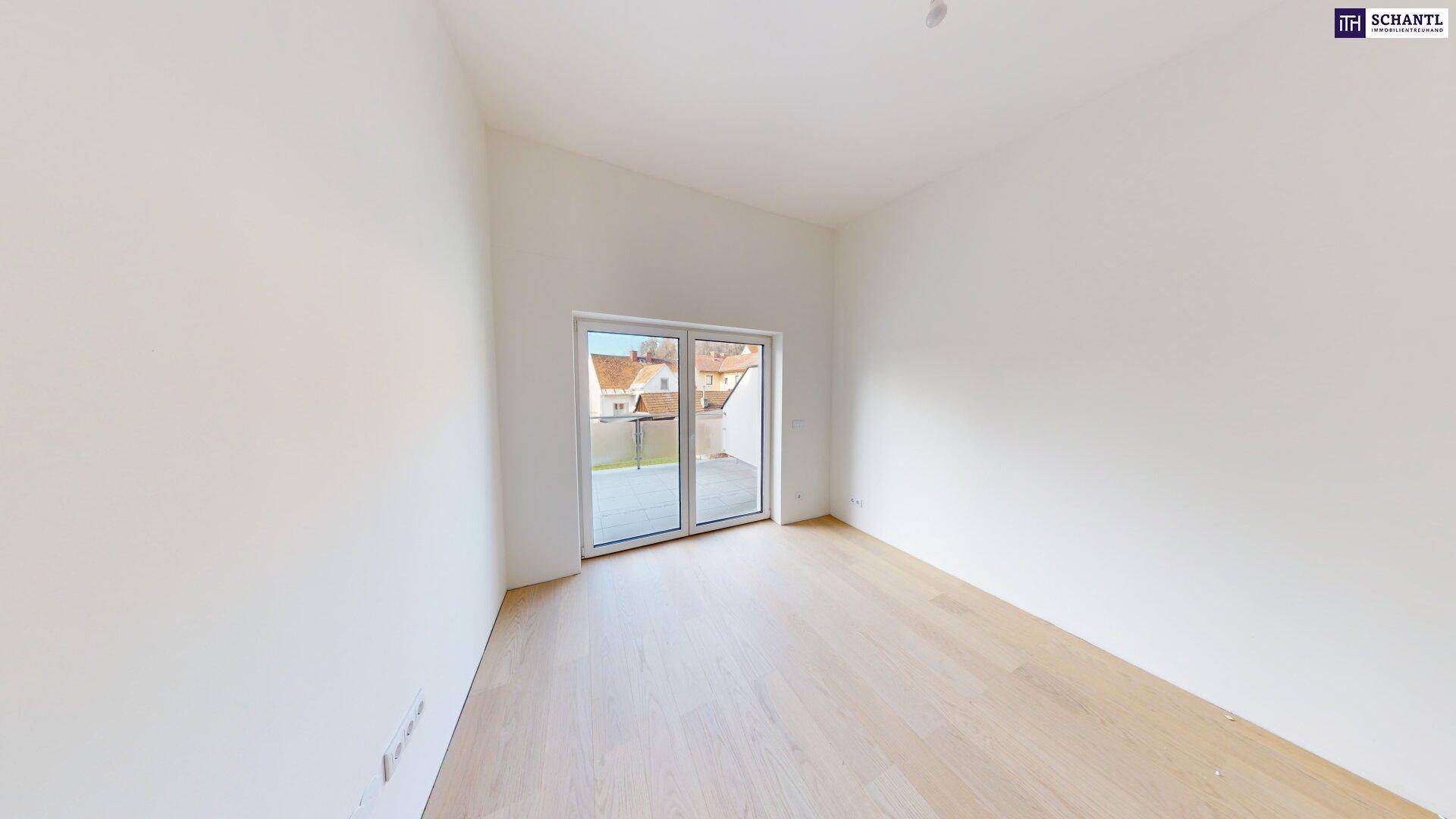 Heller Raum mit Holzboden und Zugang zu einem Balkon, ideal als Schlaf- oder Arbeitszimmer nutzbar.