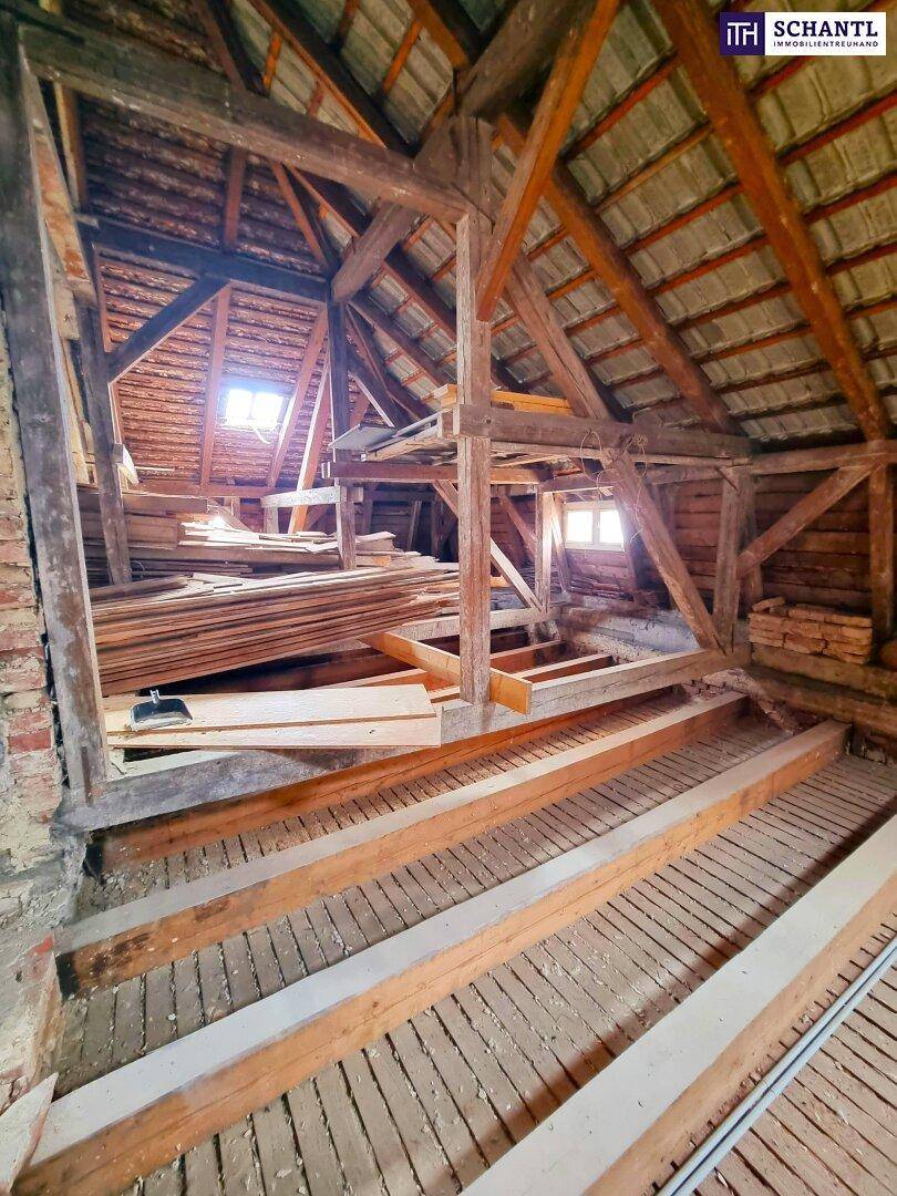 Geräumiger Dachboden mit freiliegenden Holzbalken und viel Potenzial für einen Ausbau.