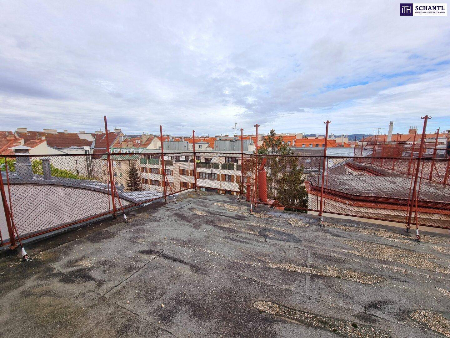 Dachfläche mit temporärem Sicherheitszaun und weitem Blick über die Stadt.