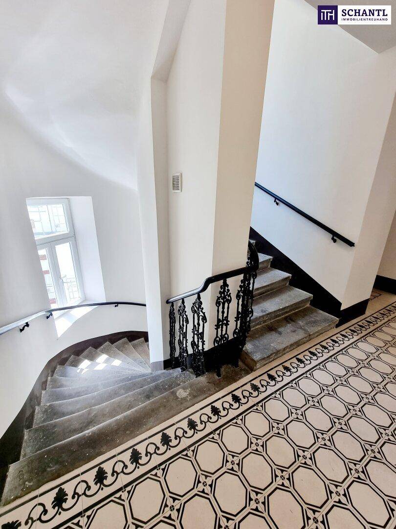 Historisches Treppenhaus mit kunstvollen Fliesen und schmiedeeisernem Geländer, strahlt Charme aus.