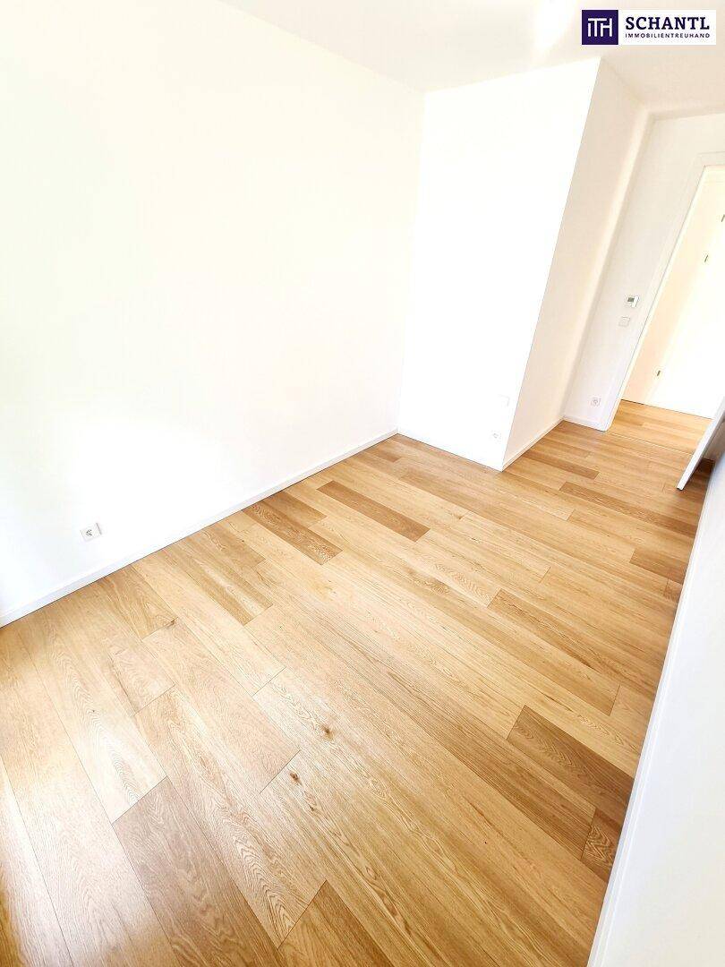 Unmöbliertes Zimmer mit neuem Holzfußboden und hellen Wänden, ideal als Schlaf- oder Arbeitszimmer.