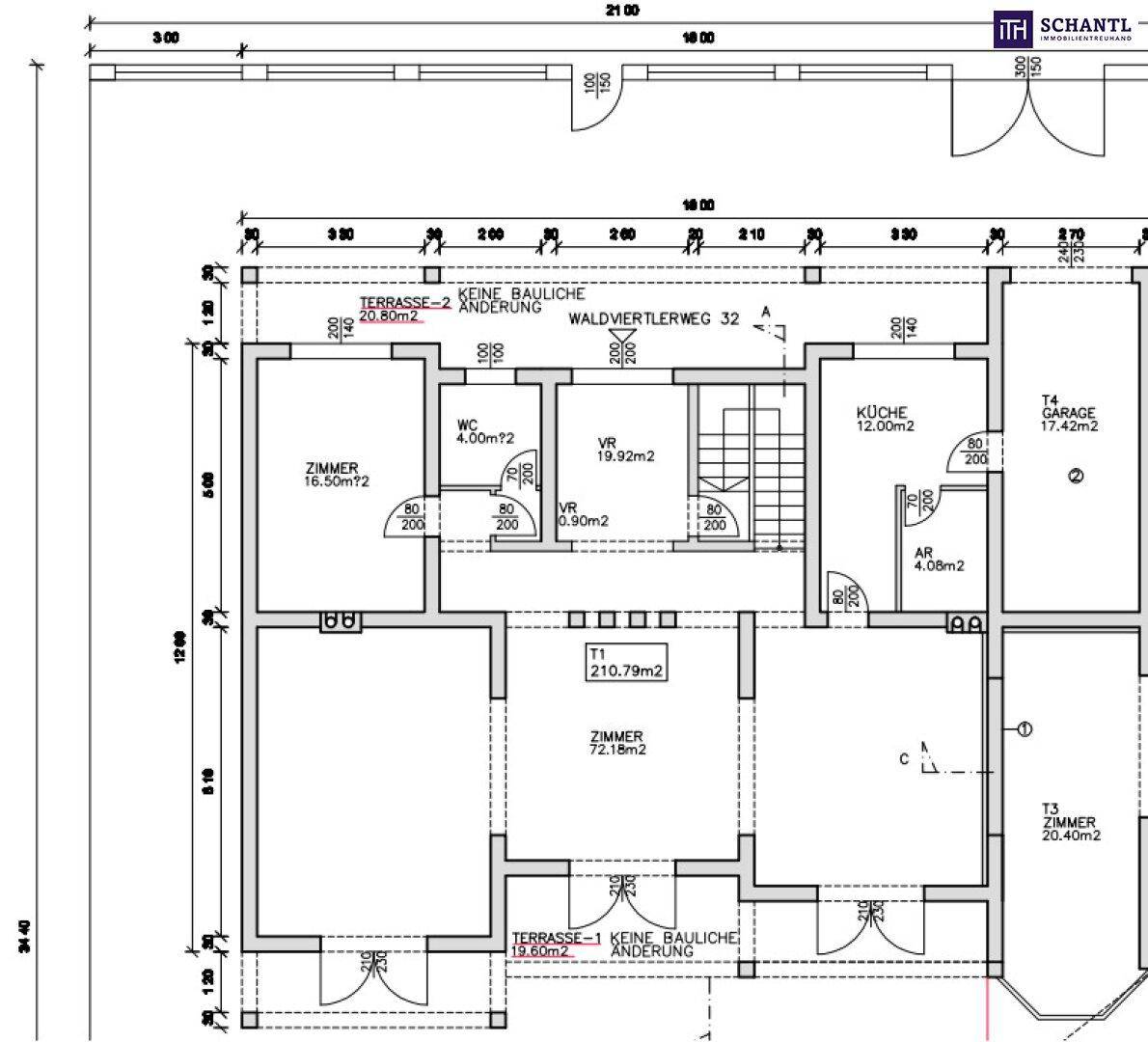 Grundriss des Erdgeschosses mit Küche, WC, Garage, Zimmern und zwei Terrassenbereichen.