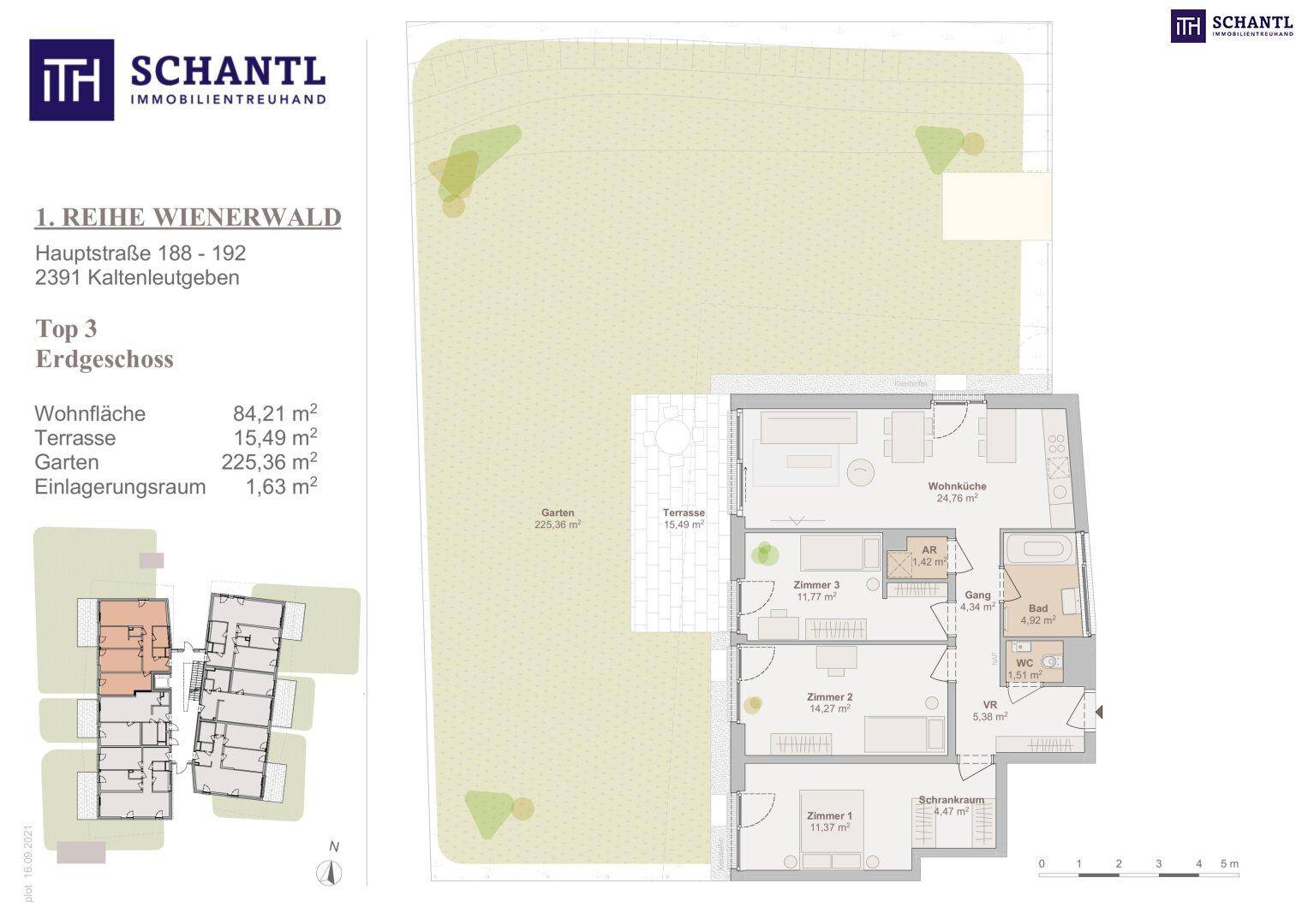 Grundriss des Erdgeschosses mit offener Wohnküche, drei Schlafzimmern, Bad, separatem WC, Terrasse und großem Garten.
