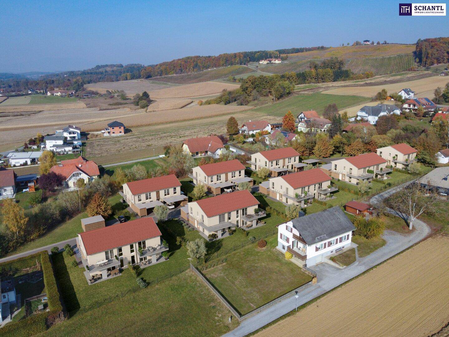 Luftaufnahme einer modernen Wohnsiedlung mit Neubauten in ländlicher Umgebung.