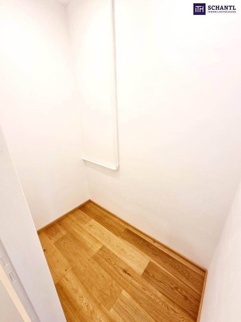 Kleiner, sauberer Bereich mit Holzparkett und weißen Wänden, ideal für eine Nische oder Garderobe.