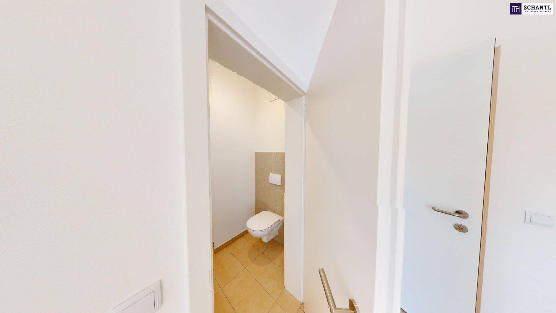 Kleines Gäste-WC mit Wand-WC und Fliesenboden in neutralen Farbtönen, ideal für Besucher.