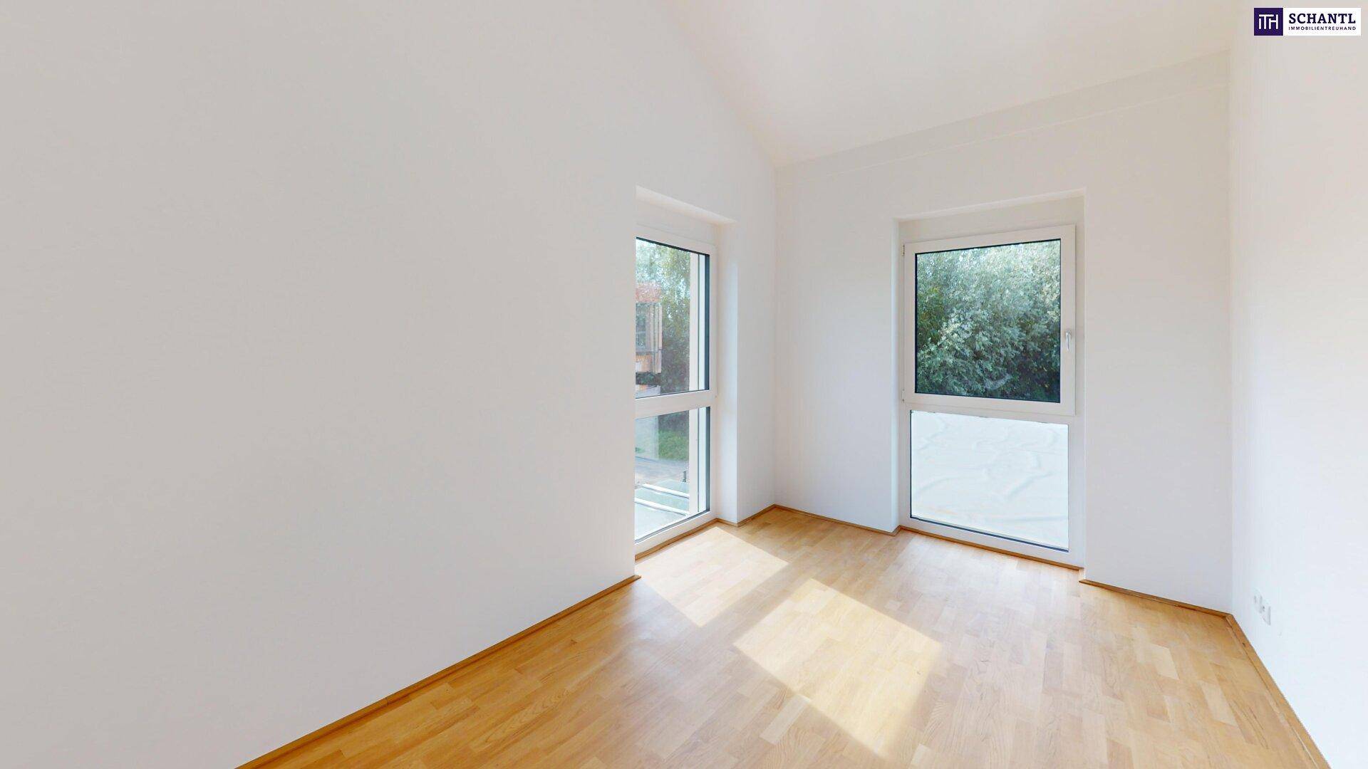 Lichtdurchflutetes Zimmer mit Parkettboden und zwei Fenstern zum Außenbereich, ideal als Kinderzimmer.