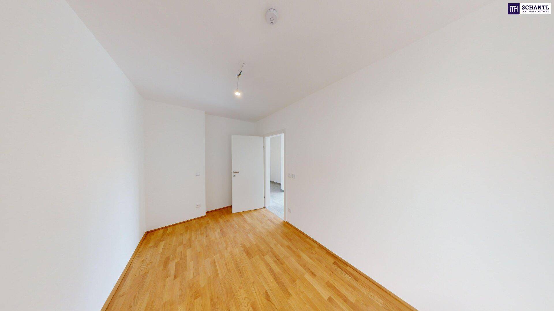 Ruhiges Schlafzimmer mit Holzboden und weiß gestrichenen Wänden.