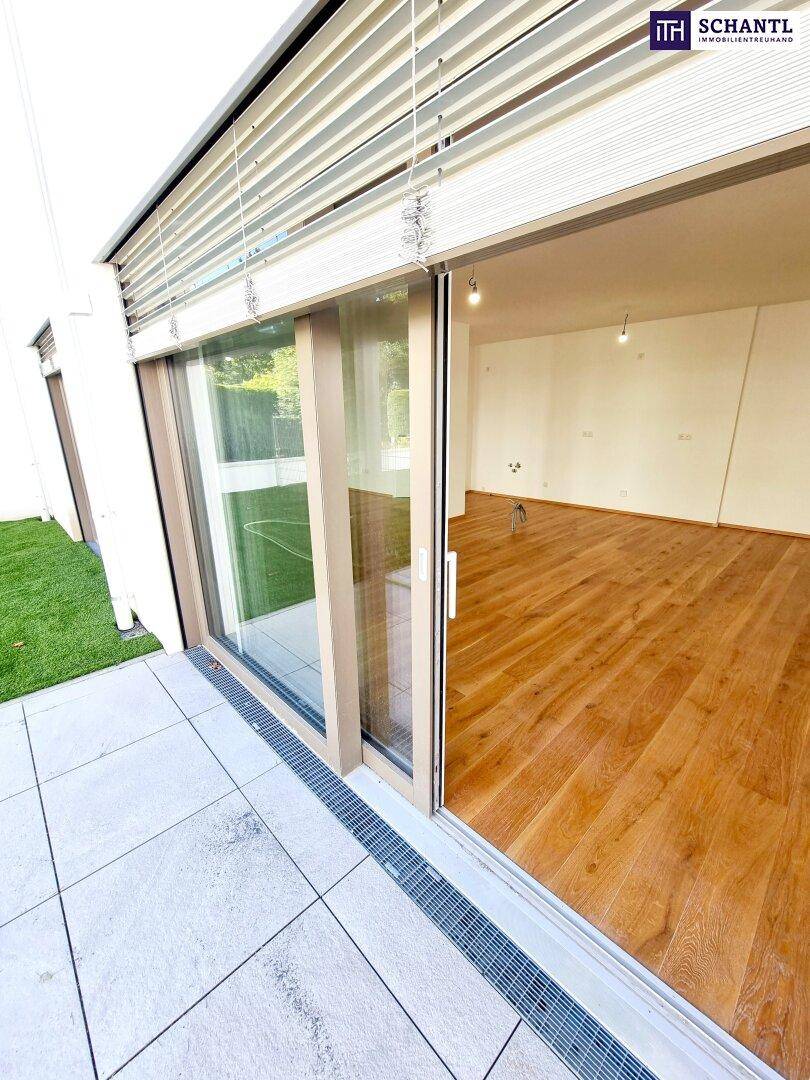 Große Schiebetür mit Außenjalousien, die den Zugang zu einer Terrasse und dem Garten ermöglicht.