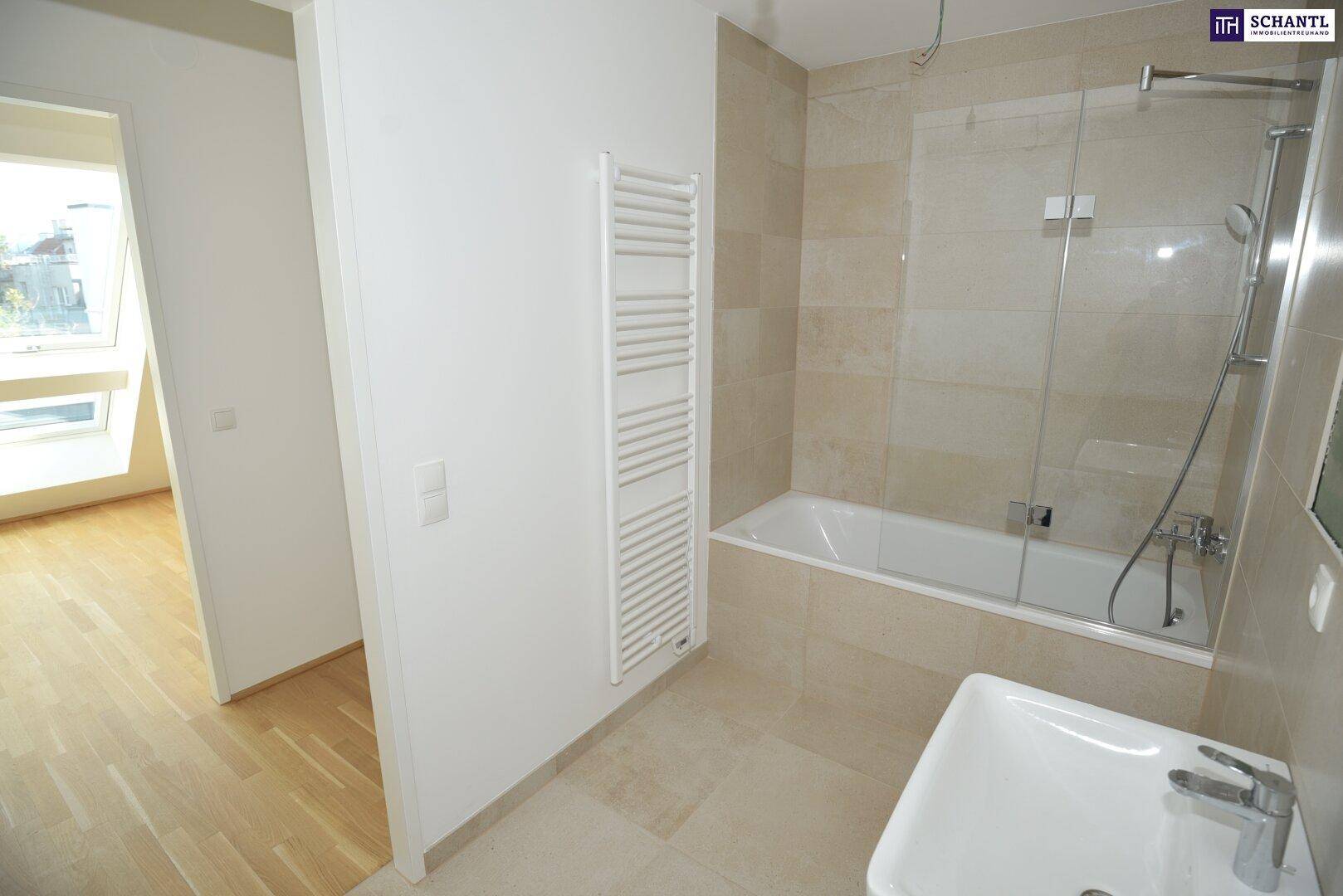 Modernes Badezimmer mit Badewanne, Duschabtrennung und beheiztem Handtuchhalter, hell gefliest.