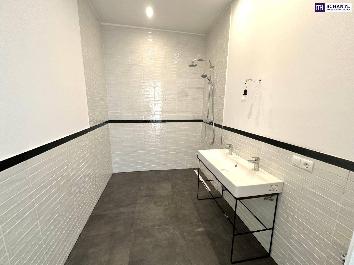 Modernes Badezimmer mit weißen U-Bahn-Fliesen, Doppelwaschbecken und einer geräumigen Duschzone.