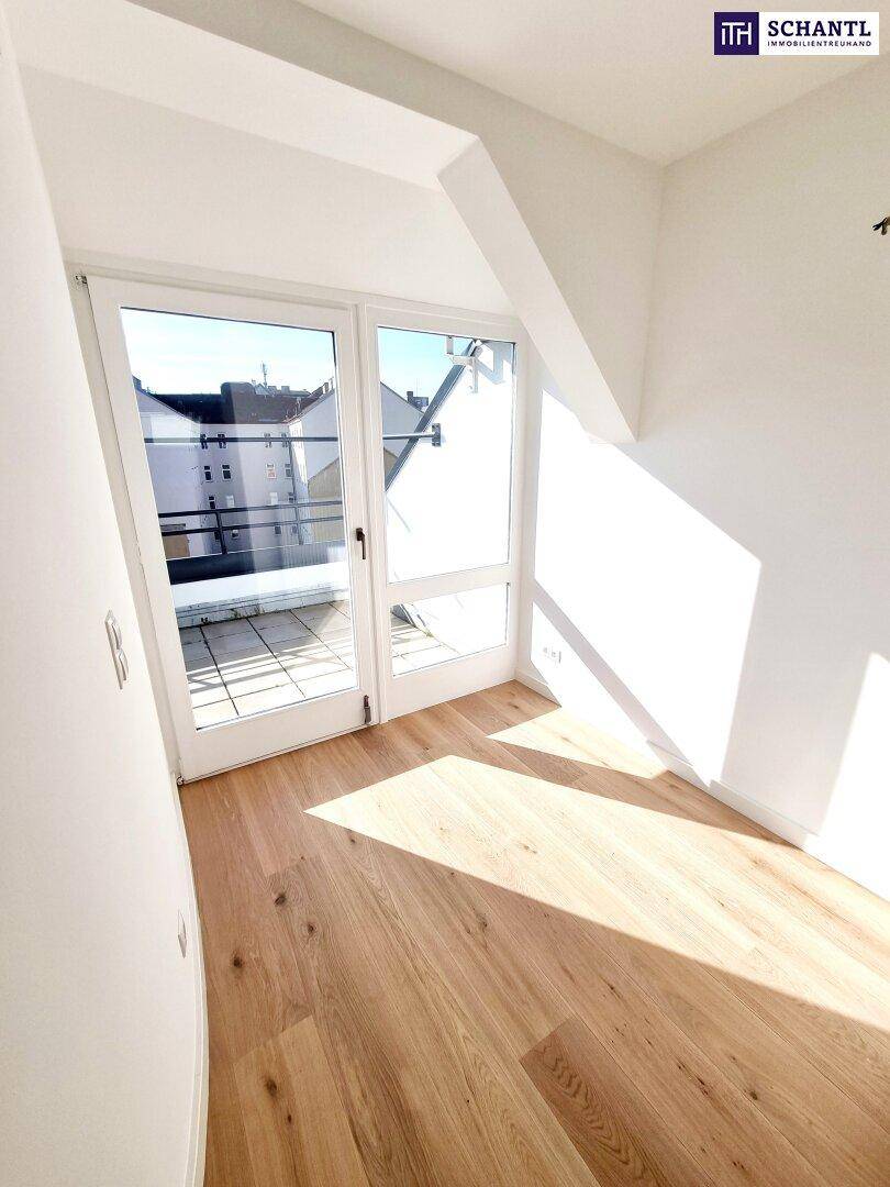Stark reduziert - Stylischer Wohntraum im Dachgeschoss! Frisch saniert + Ruhelage + Traumhaftes Altbauhaus + Hofseitige Terrasse + U-Bahn ums Eck + Beste Infrastruktur und Anbindung! - Ansicht 5