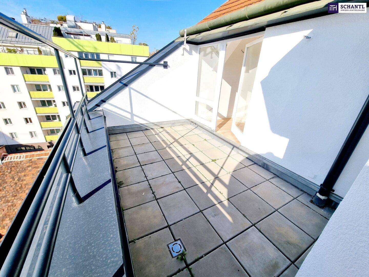 Stark reduziert - Stylischer Wohntraum im Dachgeschoss! Frisch saniert + Ruhelage + Traumhaftes Altbauhaus + Hofseitige Terrasse + U-Bahn ums Eck + Beste Infrastruktur und Anbindung! - Ansicht 2