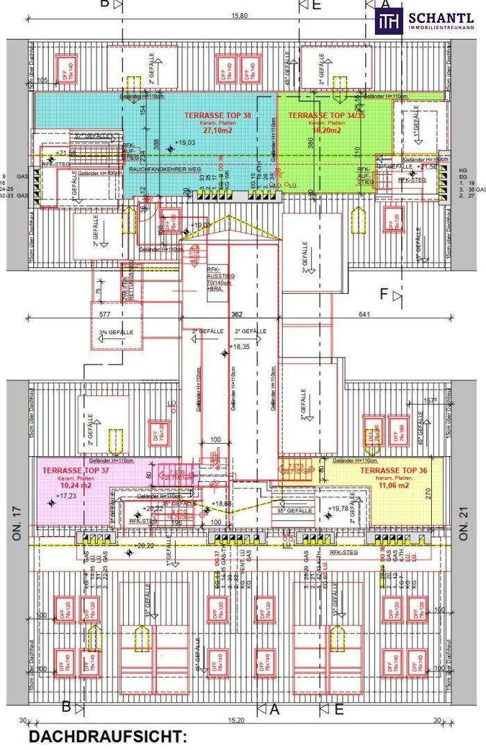 Dachaufsicht zeigt die Anordnung der Terrassen und Dachflächen der Immobilie.