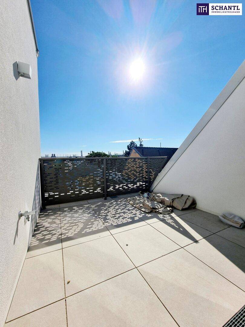 Sonniger, kleiner Balkon mit Fliesenboden und moderner Brüstung, ideal für Entspannung.