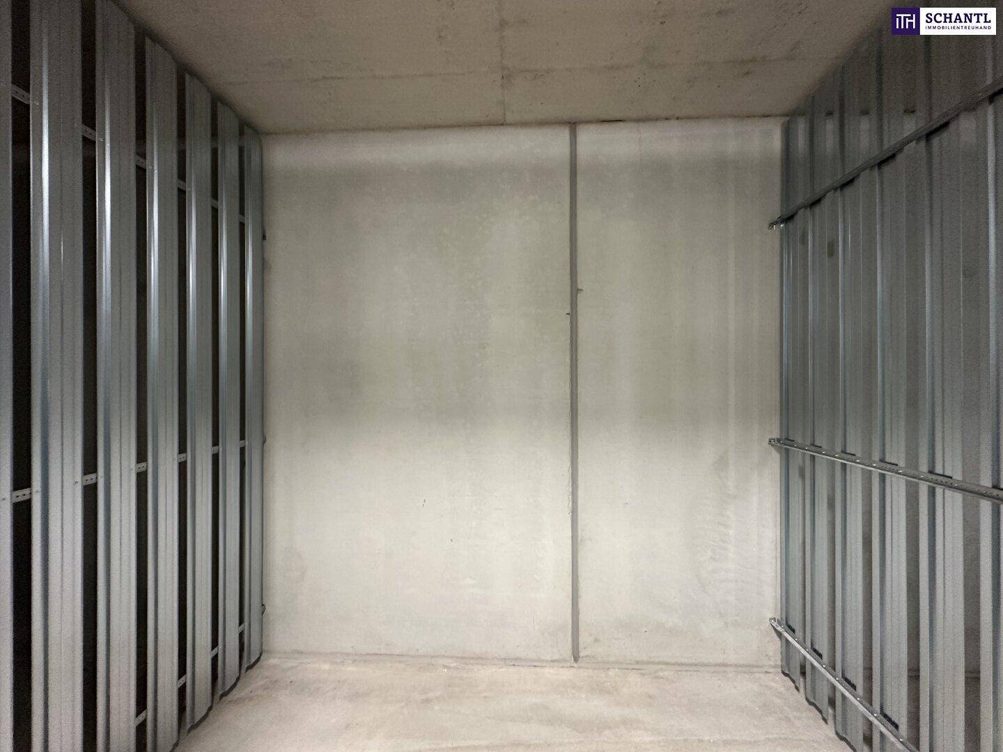 Leerer Abstellraum mit Betonboden und Metallrahmen an den Wänden, bereit zur Nutzung.