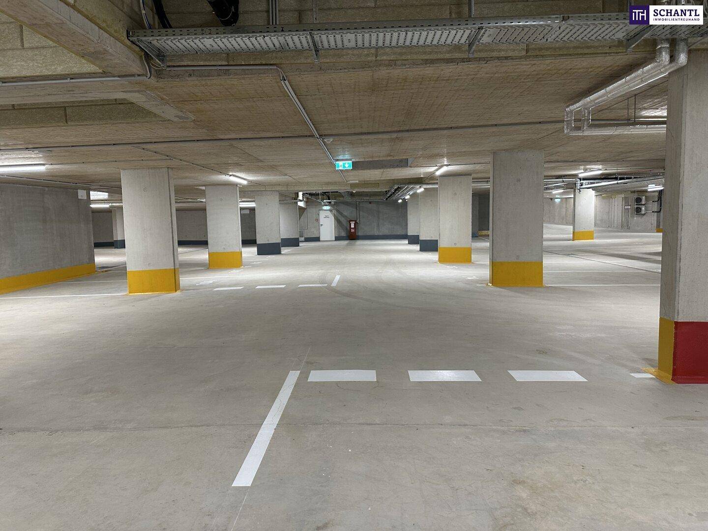 Geräumige Tiefgarage mit markierten Parkplätzen und Betonstützen.