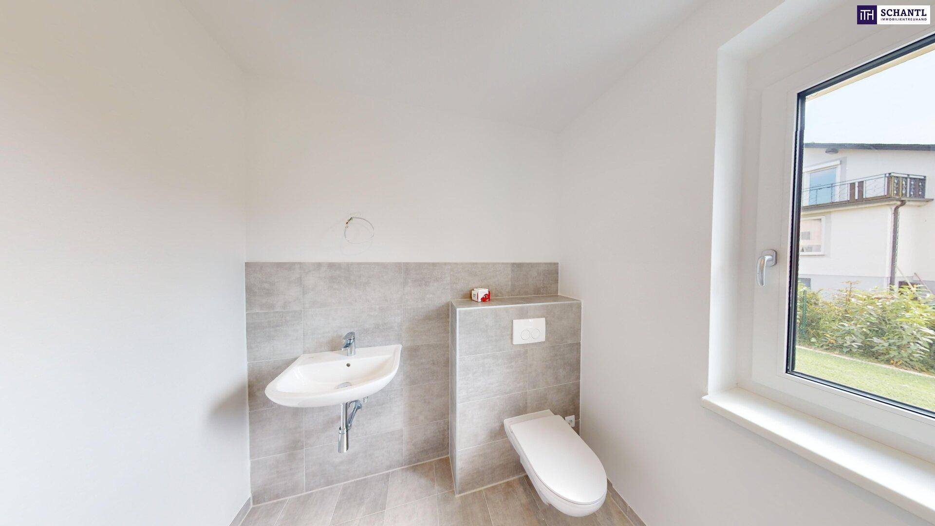 Modernes Gäste-WC mit Wand-WC, Waschbecken und Fenster für Tageslicht.