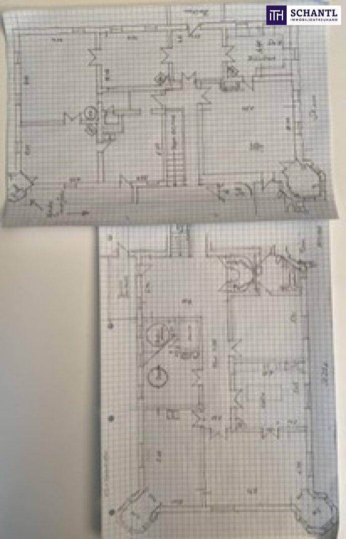 Handgezeichneter Grundriss auf kariertem Papier, der zwei Ebenen des Gebäudes darstellt.