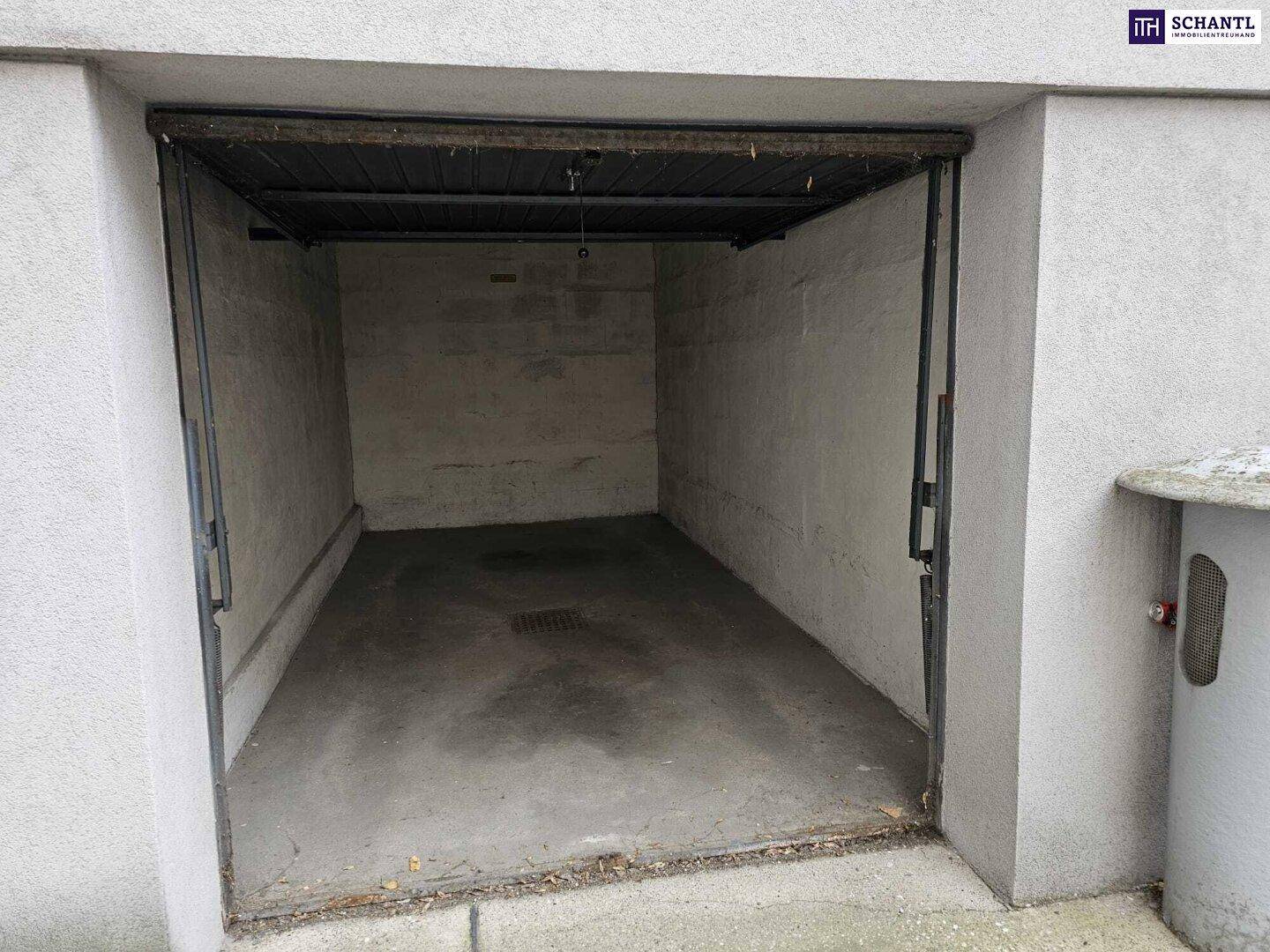 Leere Einzelgarage mit Betonboden und einfachen Wänden, bereit zur Nutzung.