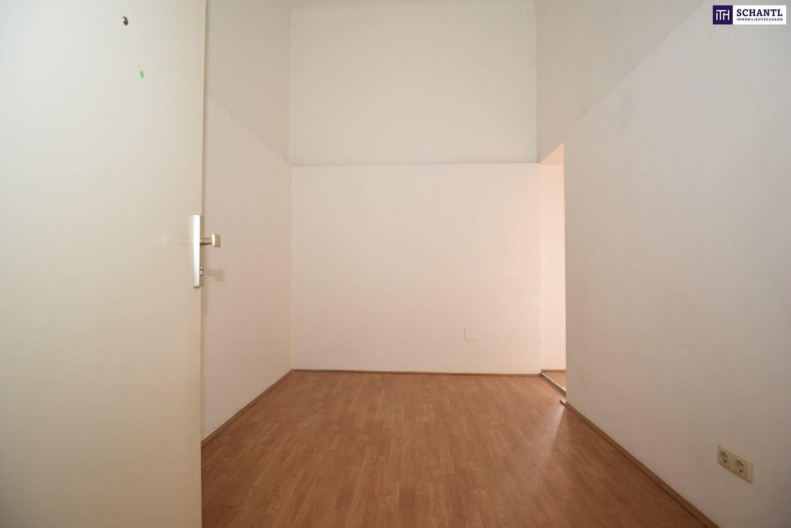 Unmöblierter Raum mit Laminatboden und weiß gestrichenen Wänden, bietet flexible Nutzungsmöglichkeiten.