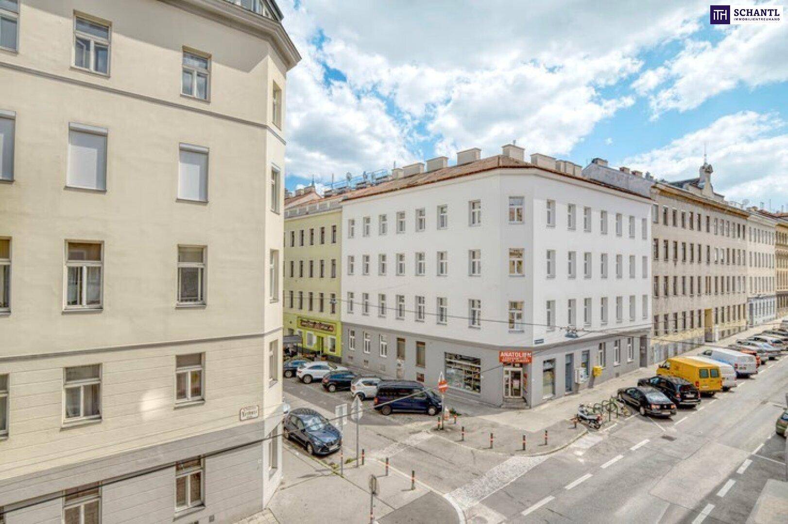 Blick auf die belebte Straße und die umliegenden Gebäude in der Stadt.