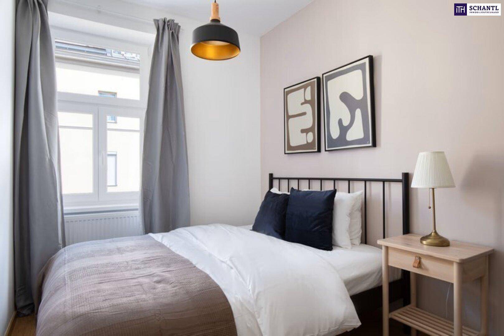 Gemütliches Schlafzimmer mit Doppelbett, Nachttisch und Fenster mit Vorhängen.