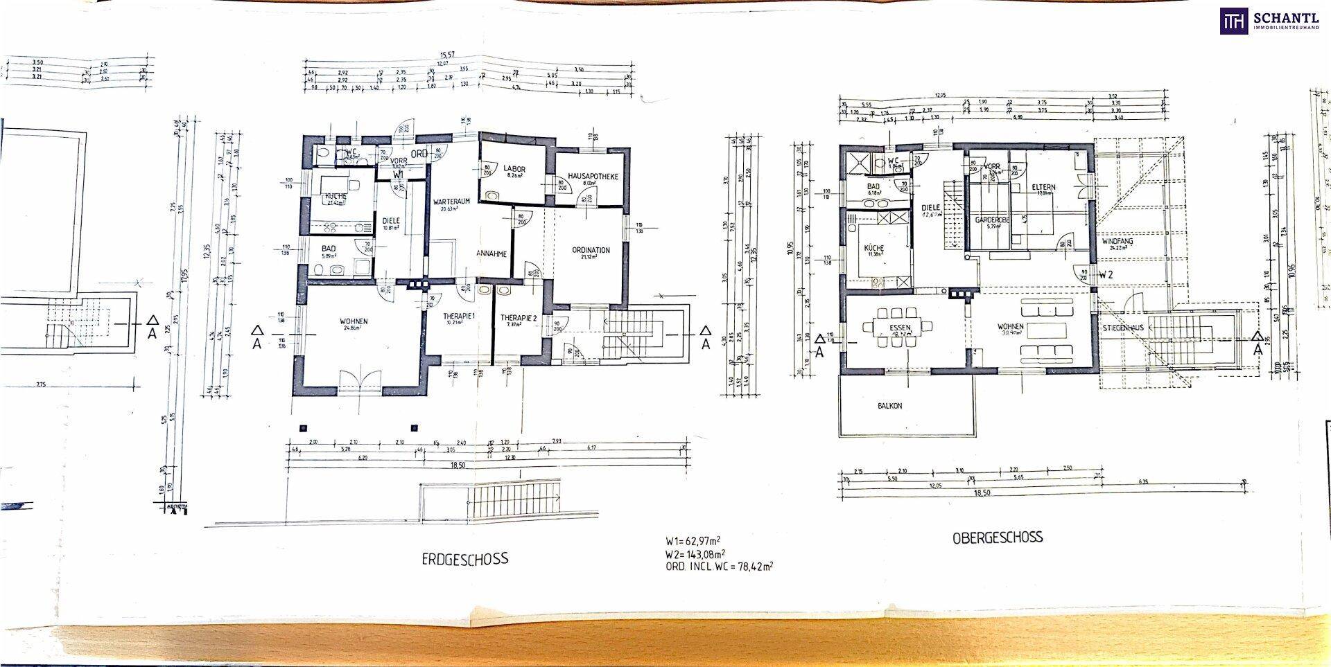 Detaillierte Grundrisse für das Erdgeschoss und Obergeschoss mit Raumaufteilung und Balkon.