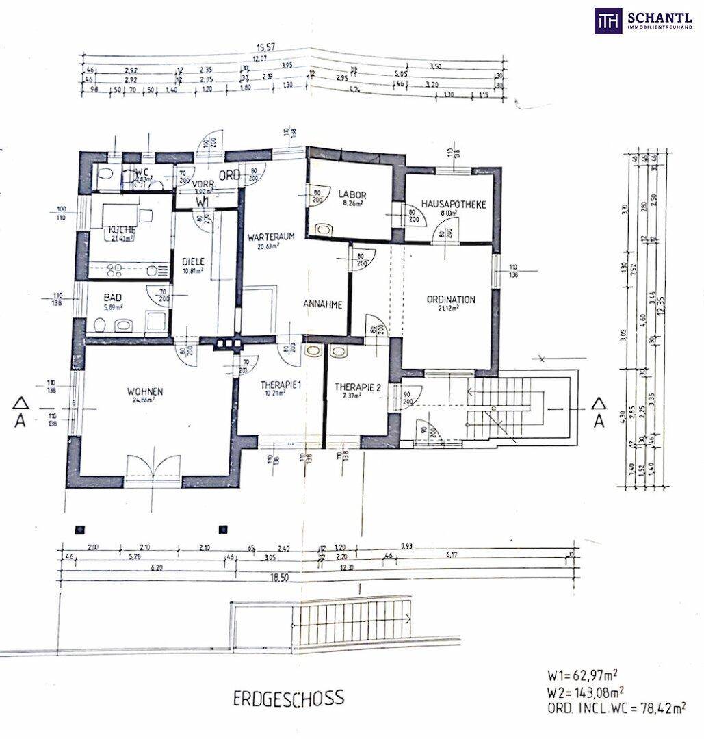 Detaillierter Grundriss des Erdgeschosses mit Küche, Bad, Wohnbereich und Praxisräumen.