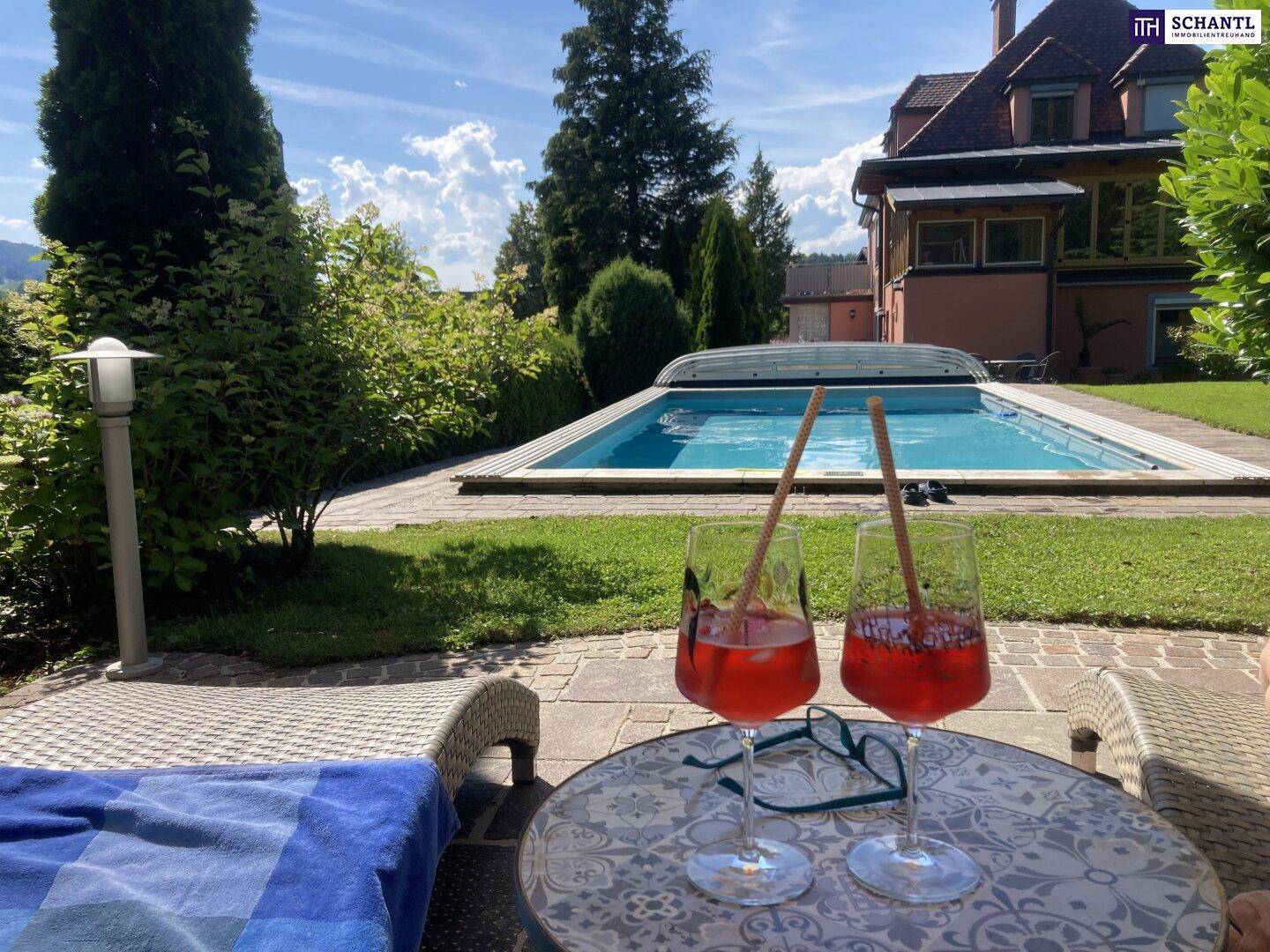 Gemütlicher Außenbereich mit Pool und Sitzgelegenheiten, ideal zum Entspannen an sonnigen Tagen.