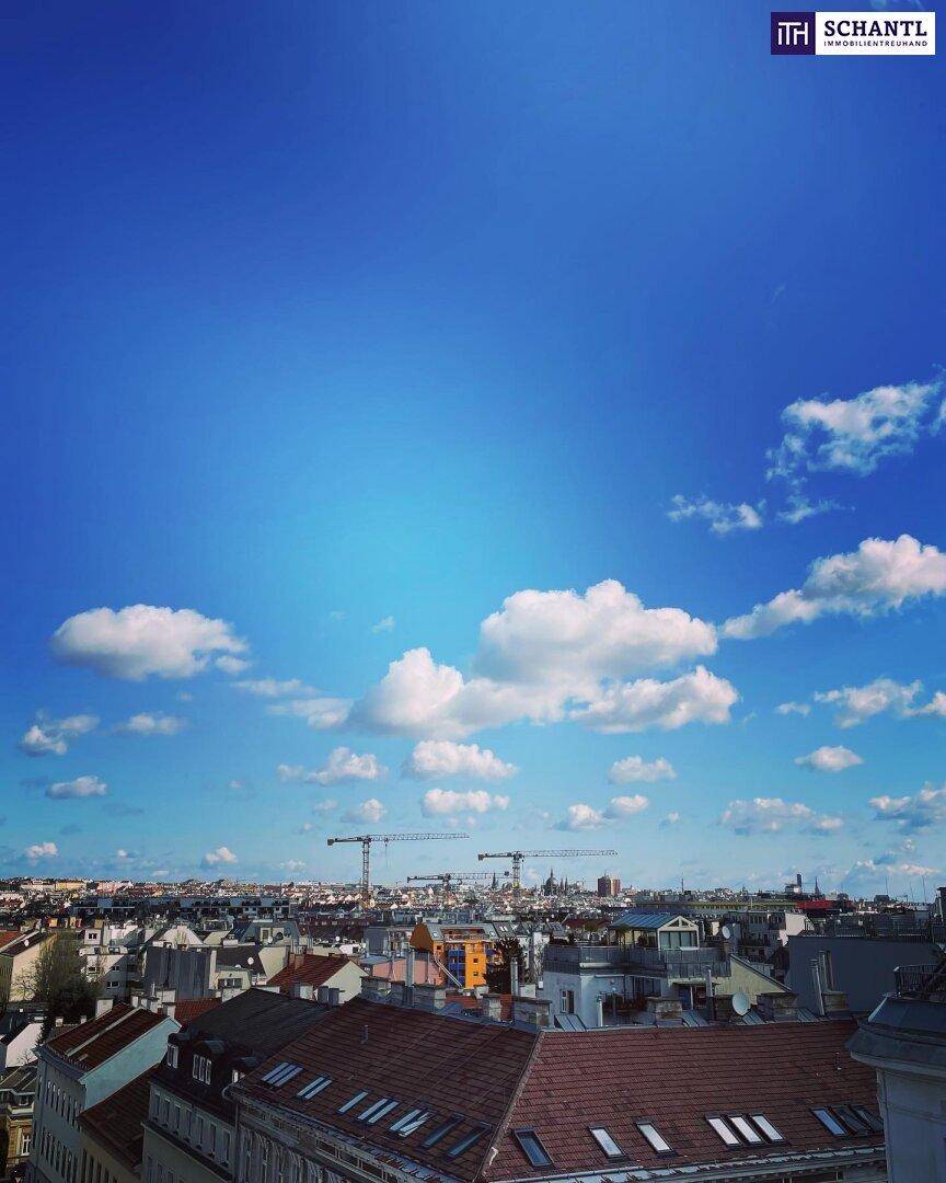 Weitläufiger Panoramablick über die Stadt mit blauem Himmel und Wolken.