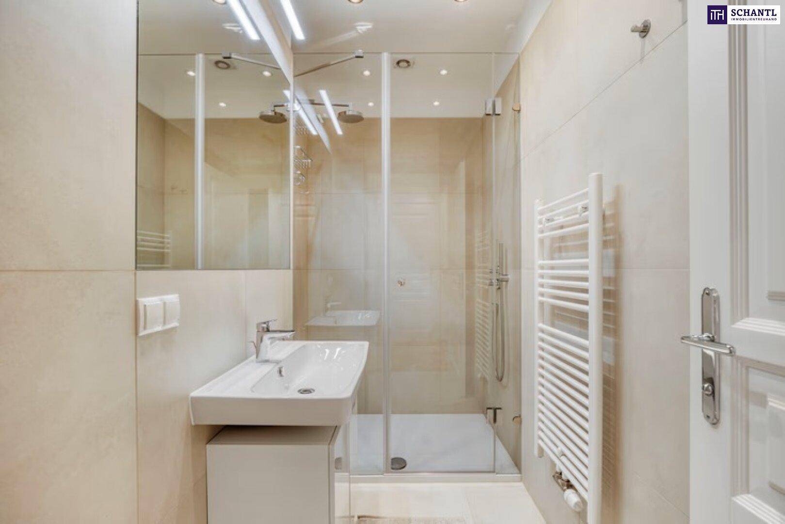 Modernes Badezimmer mit begehbarer Dusche, Einzelwaschbecken und beheiztem Handtuchhalter.