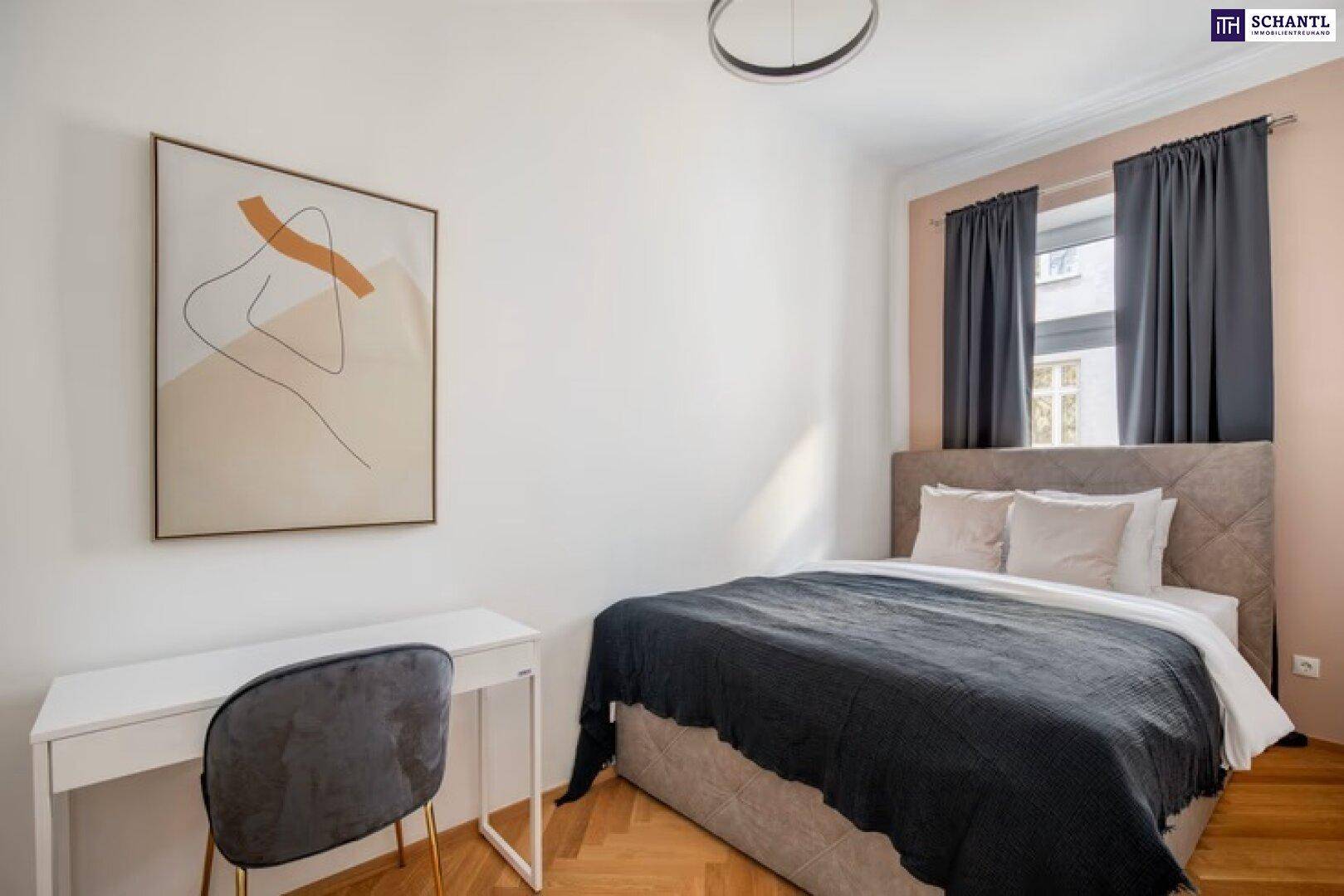 Gemütliches Schlafzimmer mit Doppelbett, Schreibtisch und modernem Kunstwerk an der Wand.