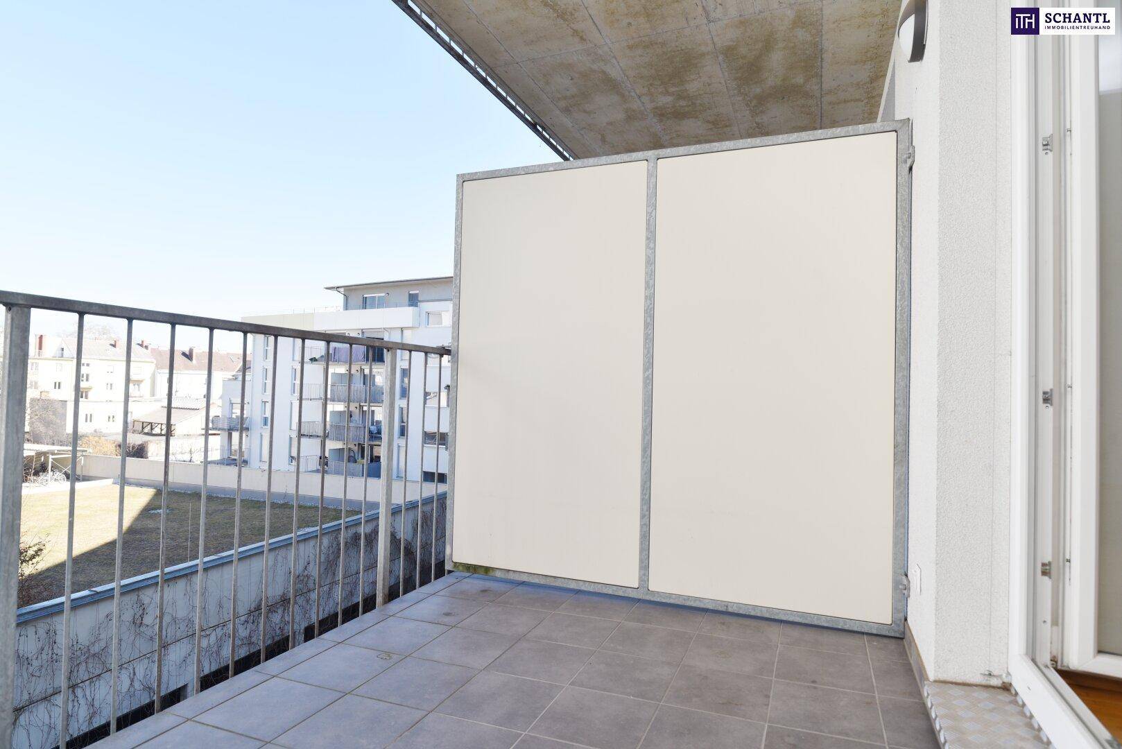 Balkon mit Fliesenboden und Sichtschutz, bietet Privatsphäre im Freien.