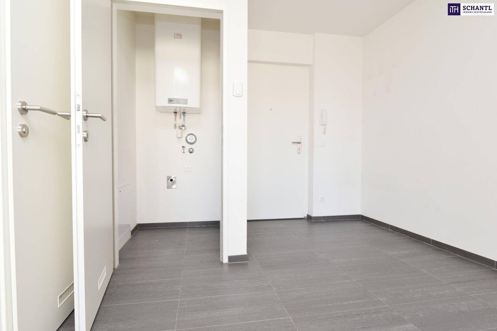 Praktischer Hauswirtschaftsraum mit Warmwasserbereiter und Fliesenboden.