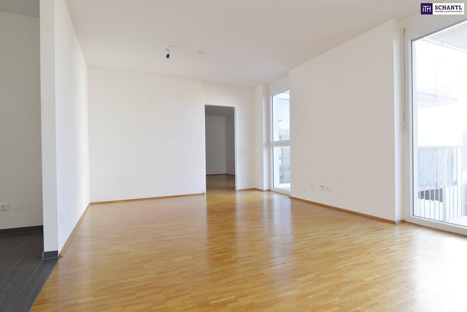Geräumiges, helles Zimmer mit Parkettboden und großen Fenstern, bereit zur individuellen Gestaltung.
