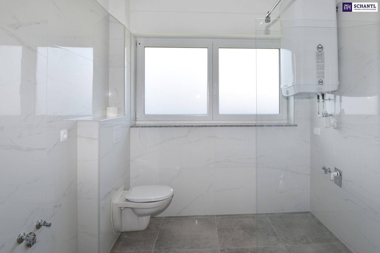 Helles Badezimmer mit Wand-WC, Duschbereich und Fenster, ausgestattet mit modernen Fliesen.